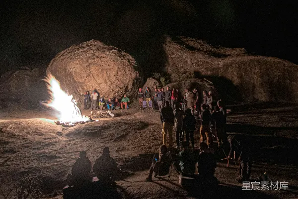 高清摄影 篝火旁的夜晚聚会