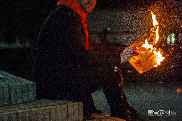 高清摄影 夜色中的火焰与思考