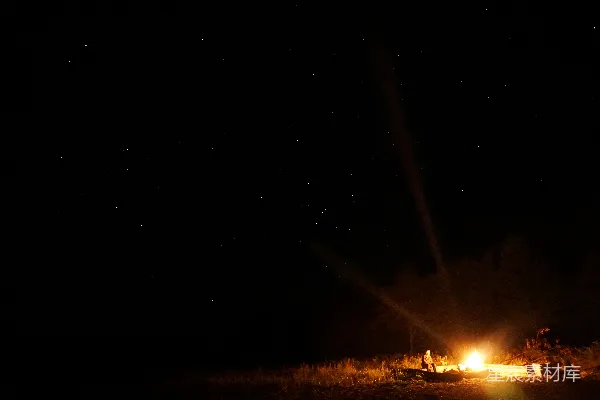 高清摄影 夜幕下的篝火与星空