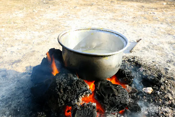 高清摄影 户外烹饪：传统火灶上的锅