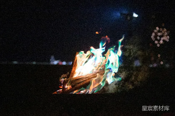 高清摄影 夜幕下的多彩篝火