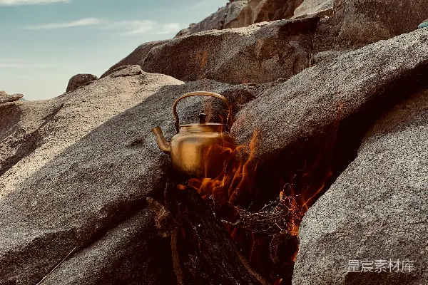高清摄影 岩石间的篝火与茶壶