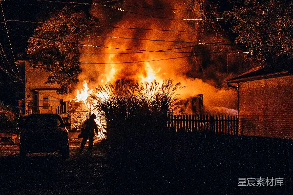 高清摄影 夜间的房屋火灾