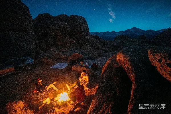 高清摄影 篝火旁的夜晚露营