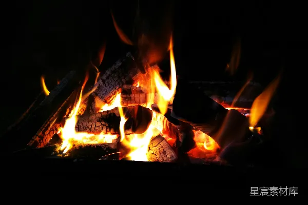 高清摄影 篝火的温暖时光