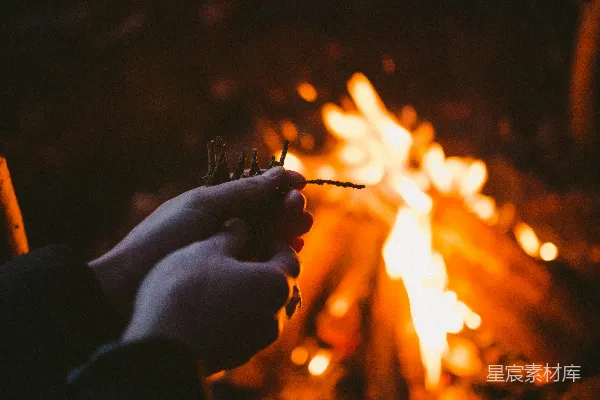 高清摄影 手持干柴靠近篝火