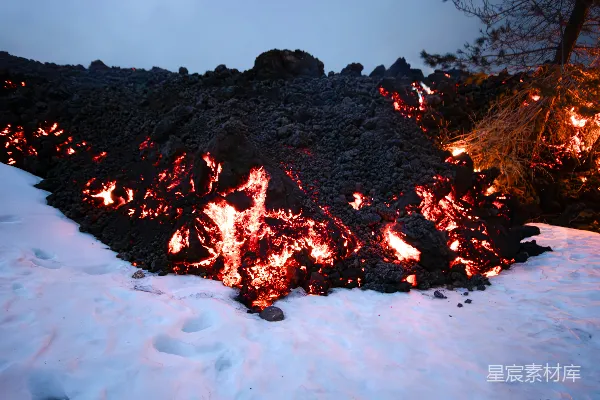 高清摄影 火山岩浆流入雪地