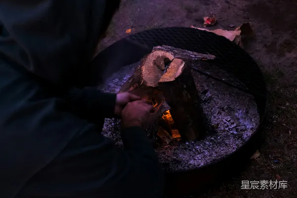 高清摄影 篝火旁的温暖时光