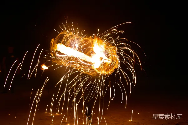高清摄影 夜空下的烟花长曝光