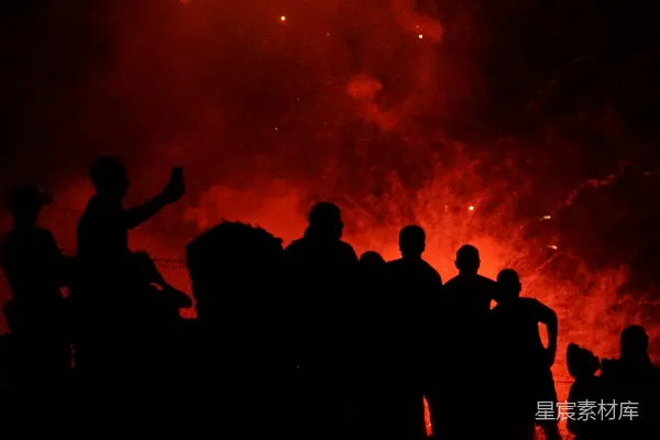 高清摄影 夜空下的剪影：烟花与人群