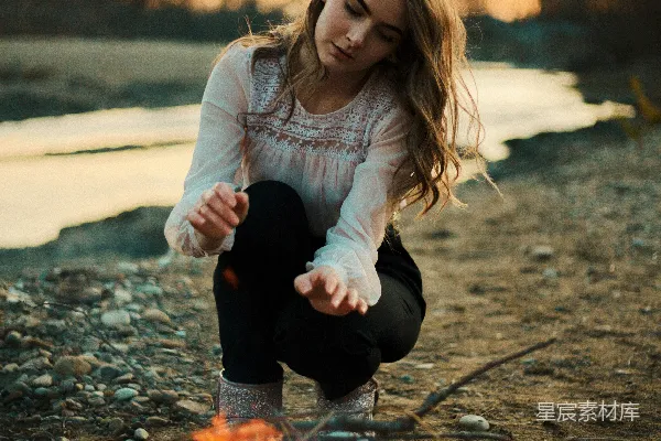 高清摄影 在篝火旁沉思的女子