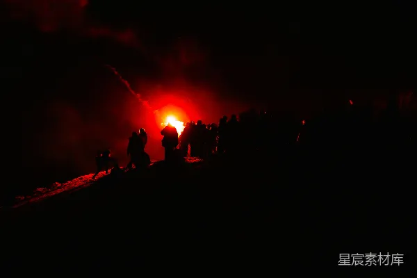 高清摄影 夜幕下的红色光芒