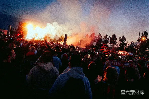 高清摄影 夜幕下的庆祝：烟花与人群