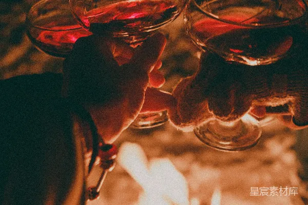高清摄影 酒杯碰杯的瞬间