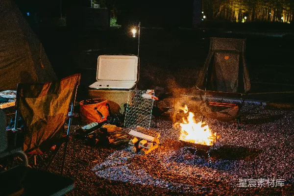 高清摄影 露营夜景，篝火与便携烧烤