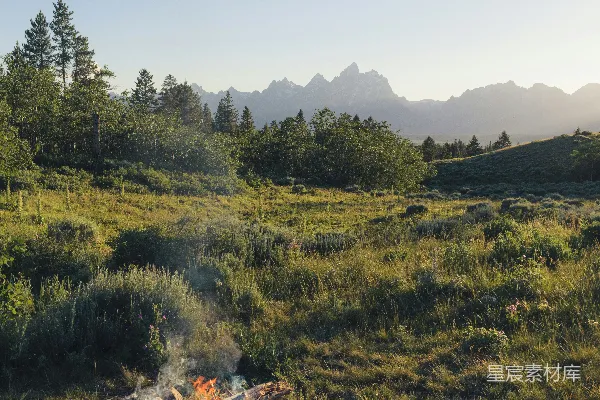 高清摄影 户外篝火与壮丽山景