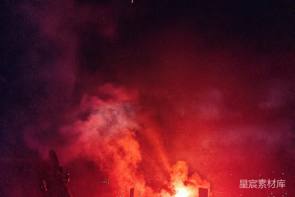 高清摄影 红色夜空下的狂欢
