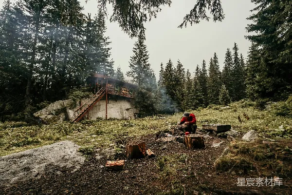 高清摄影 林间小屋与篝火
