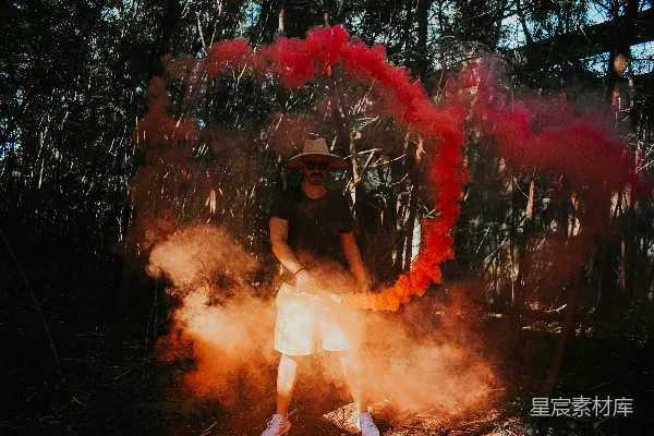 高清摄影 森林中的红色烟雾