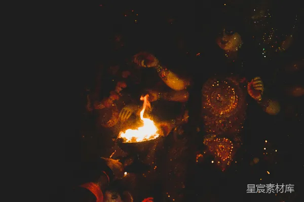 高清摄影 祭拜仪式上的火焰与雕像
