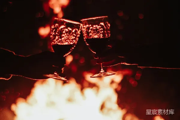 高清摄影 烛光下的浪漫碰杯