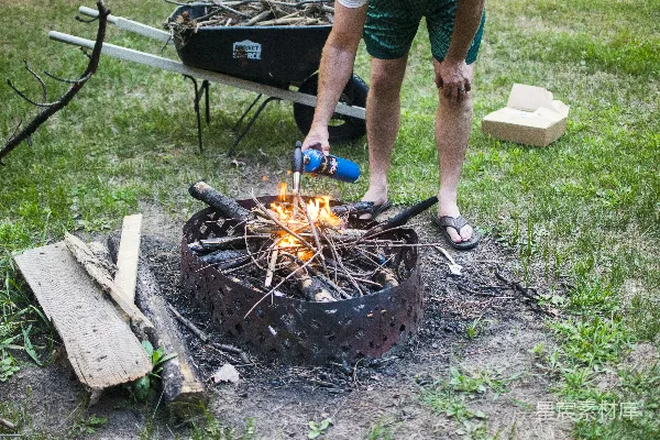 高清摄影 户外烧烤：点燃篝火