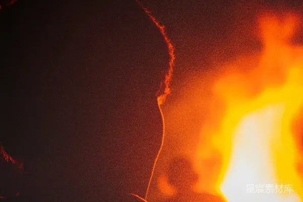 高清摄影 夜幕下的温暖：篝火旁的剪影
