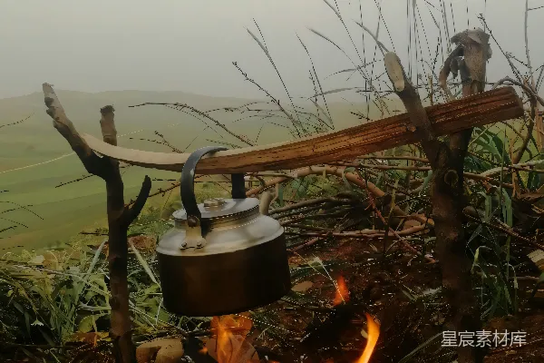 高清摄影 户外野营，篝火煮茶