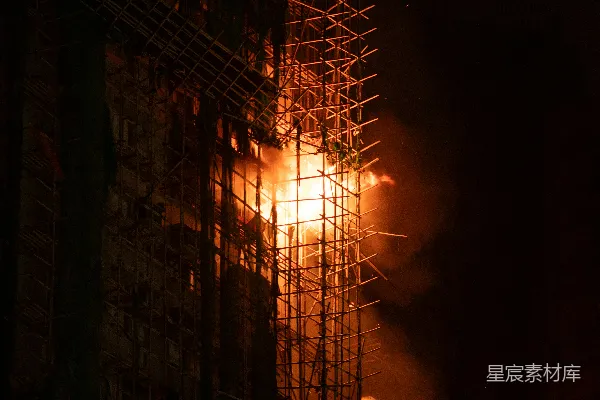高清摄影 夜色中的建筑工地火灾