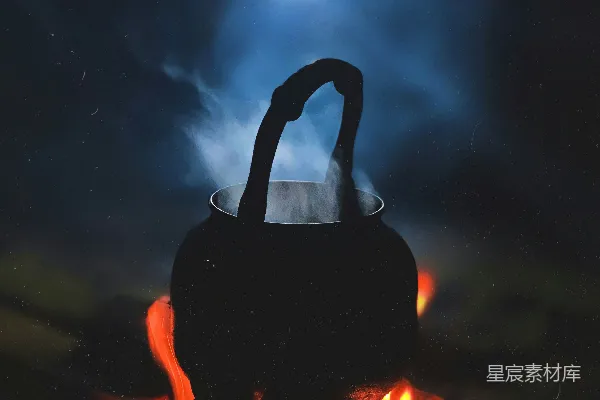 高清摄影 篝火上的茶壶