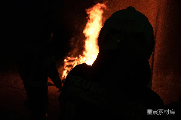 高清摄影 夜幕下的消防员