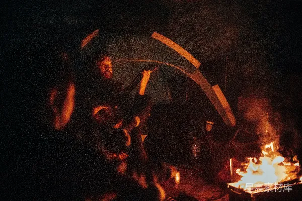 高清摄影 夜晚篝火旁的音乐家