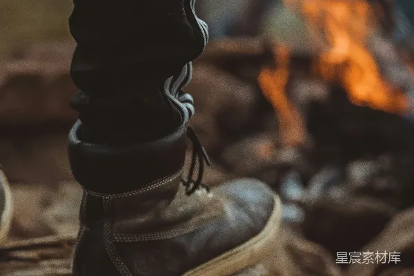 高清摄影 篝火旁的靴子