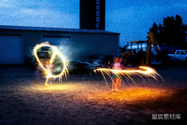 高清摄影 夜空下的火花艺术