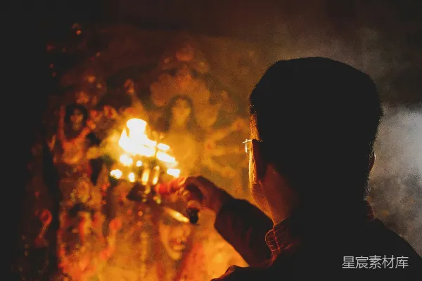 高清摄影 烛光下的祈祷