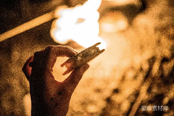 高清摄影 夜晚手机照亮的苹果Logo