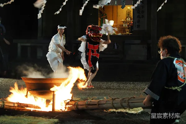 高清摄影 传统神社祭典：火舞仪式