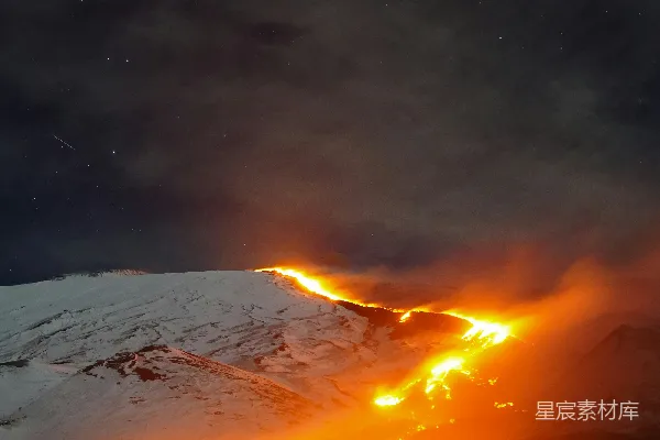 高清摄影 火山夜景下的熔岩流