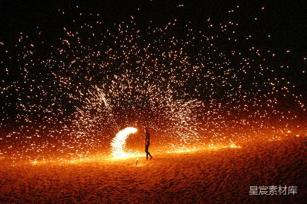 高清摄影 夜空下的火舞者