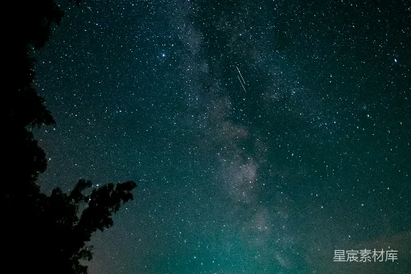 高清摄影 星河之下，火焰之舞