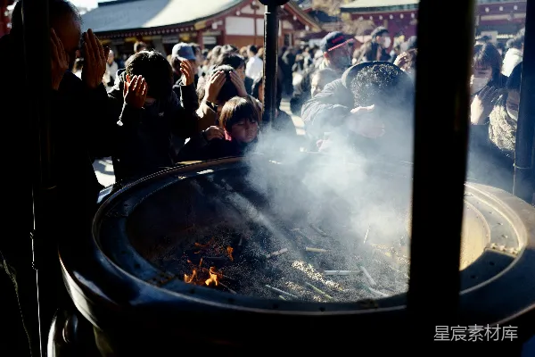 高清摄影 祈福仪式：香烟缭绕的寺庙场景