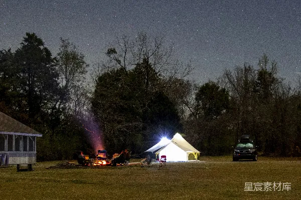 高清摄影 夜晚露营的温馨场景