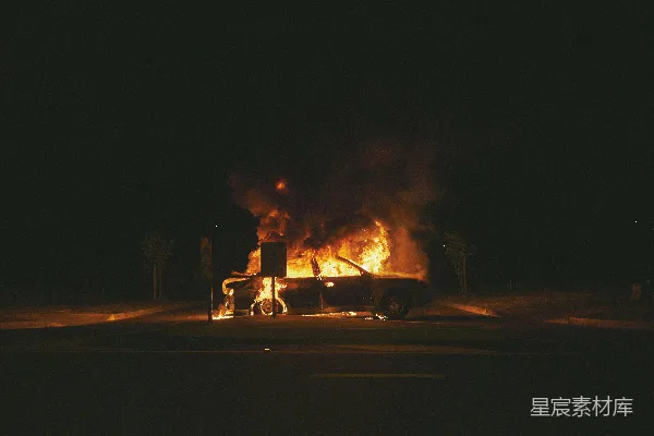 高清摄影 夜晚燃烧的汽车