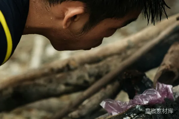 高清摄影 户外生火的瞬间