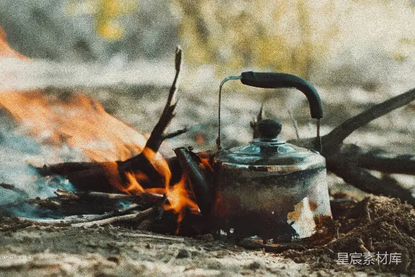 高清摄影 户外野营，茶壶上的火焰