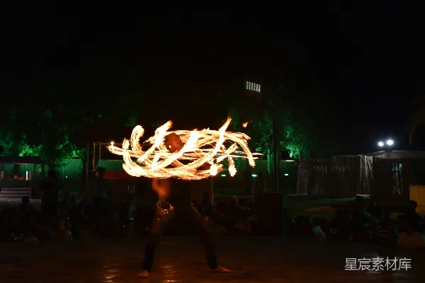 高清摄影 夜晚的火焰舞者