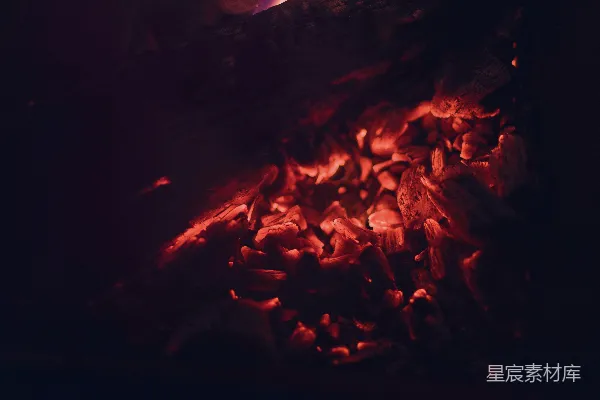 高清摄影 红光下的木炭