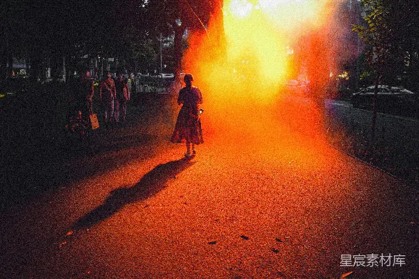 高清摄影 夜行者与火光