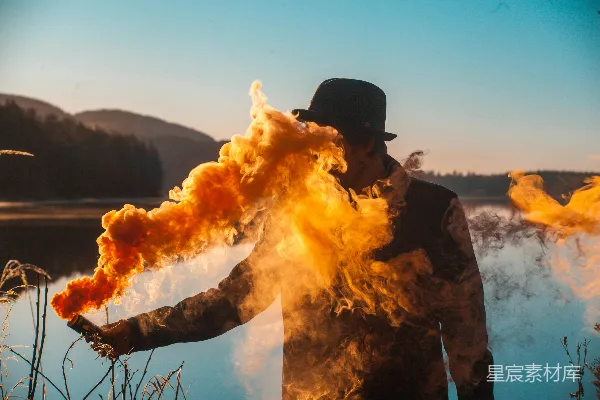 高清摄影 燃烧的烟雾：湖边的神秘男子