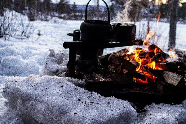高清摄影 雪地里的温暖火炉